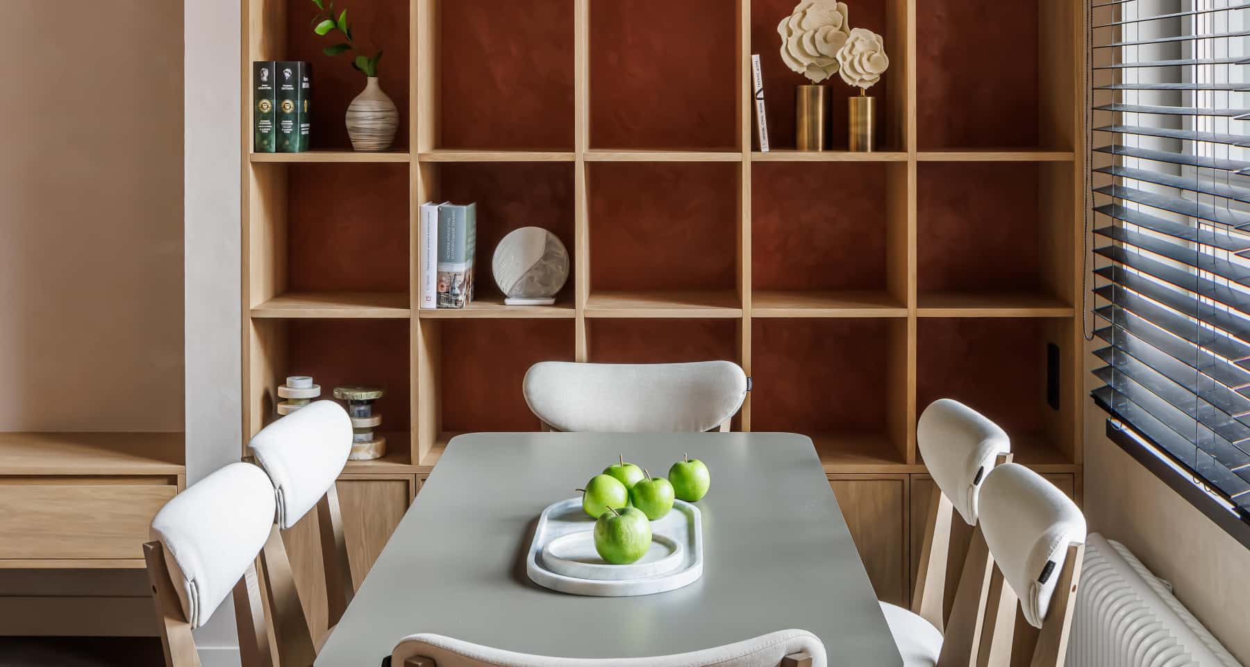 Кольорові поєднання в сучасному інтер'єрі 2026: стильний дизайн вітальні