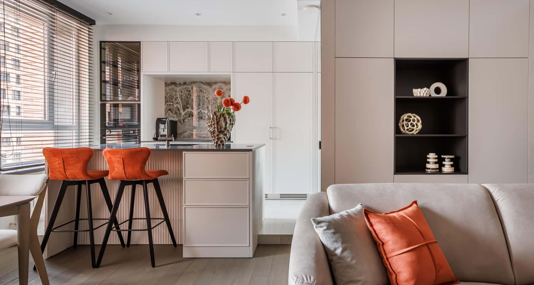 Сучасні кольорові рішення 2026: вітальня з акцентом на теракотовий та бежевий.