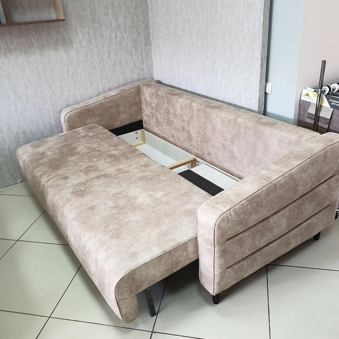 Кутові дивани: переваги, недоліки та варіанти розміщення у вітальні різних розмірів.