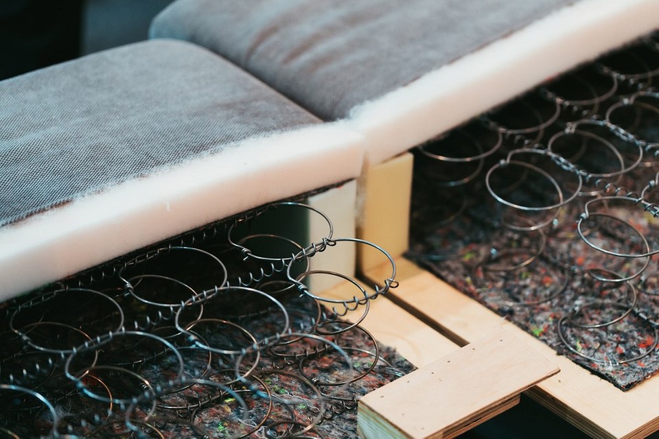 Вибір дивана: оптимальний наповнювач для підтримки тіла та здорового сну.