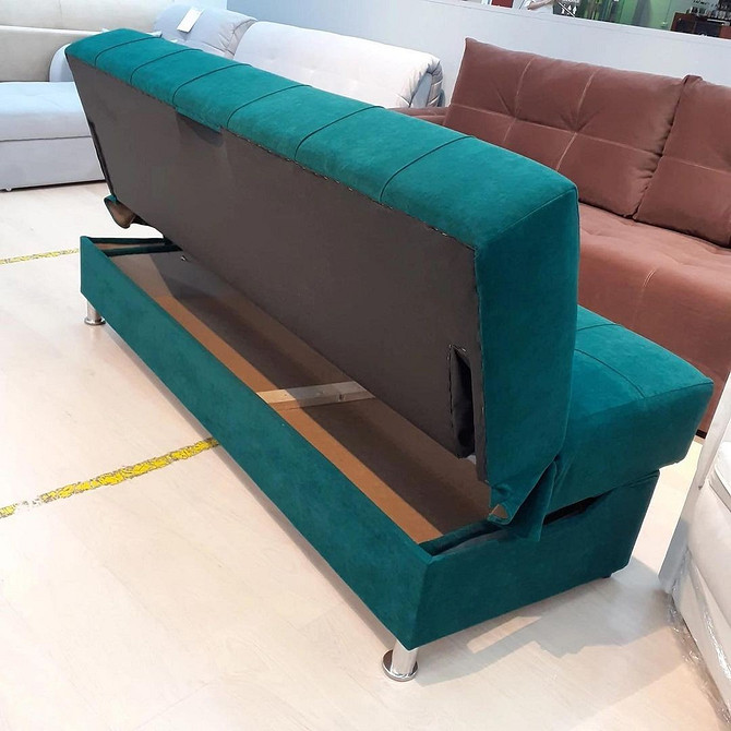 Види оббивки диванів: тканини, шкіра, велюр – переваги та недоліки різних матеріалів.