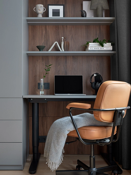 Біле комп'ютерне крісло: стильний ергономічний стілець для сучасного інтер'єру.