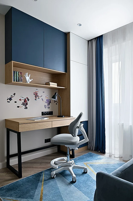 Ергономічне дитяче крісло для підтримки спини та правильної посадки за комп'ютером.