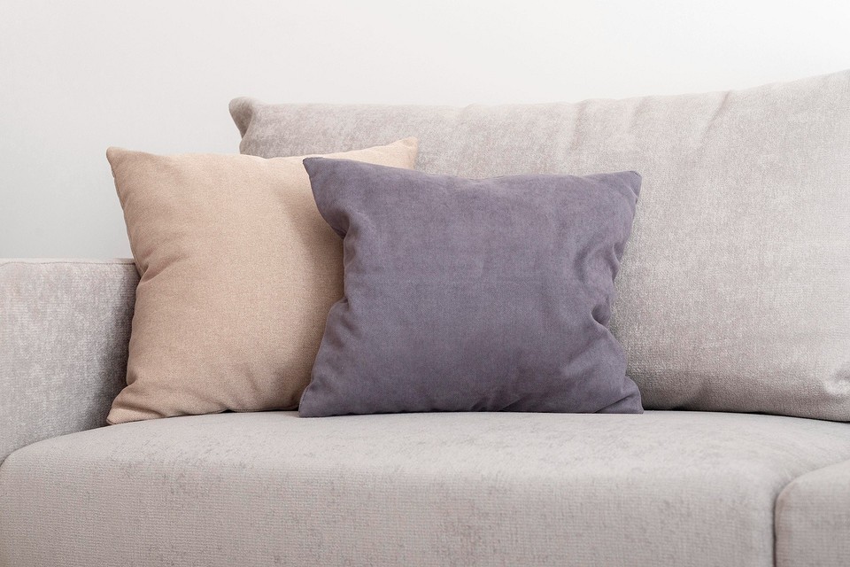 Розріз дивана показує шари наповнювача та внутрішню конструкцію, важливі для комфорту.