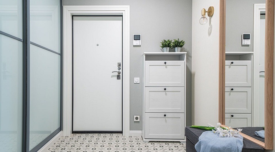 Сучасна шафа-купе в прихожу 2026: стильне рішення для зберігання речей.