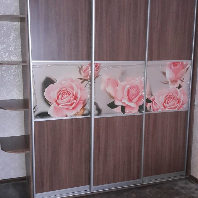 Сучасна шафа у передпокої з дзеркальними дверцятами, що візуально збільшує простір у 2026 році