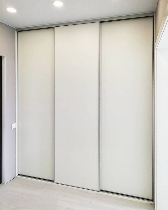 Мінімалістична шафа для прихожої 2026: лаконічний дизайн та максимальна функціональність.