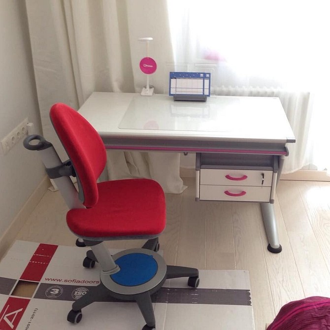 Правильна постава Ергономічний стілець для підтримки правильної постави школяра: приклад шкільних меблів.