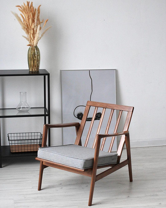 Відновлення крісла Реставрація антикварного крісла: відновлення оббивки та дерев'яних елементів професіоналом.