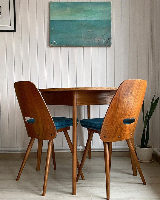 Гармонія в інтер'єрі Результат реставрації: меблі з історією, що гармонійно вписуються в інтер'єр.