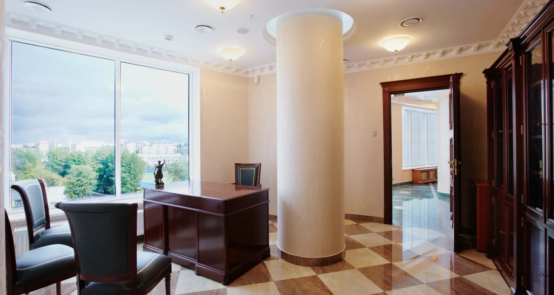 Продумане освітлення в стилі ампір в офісі 2026 року, класичний дизайн.