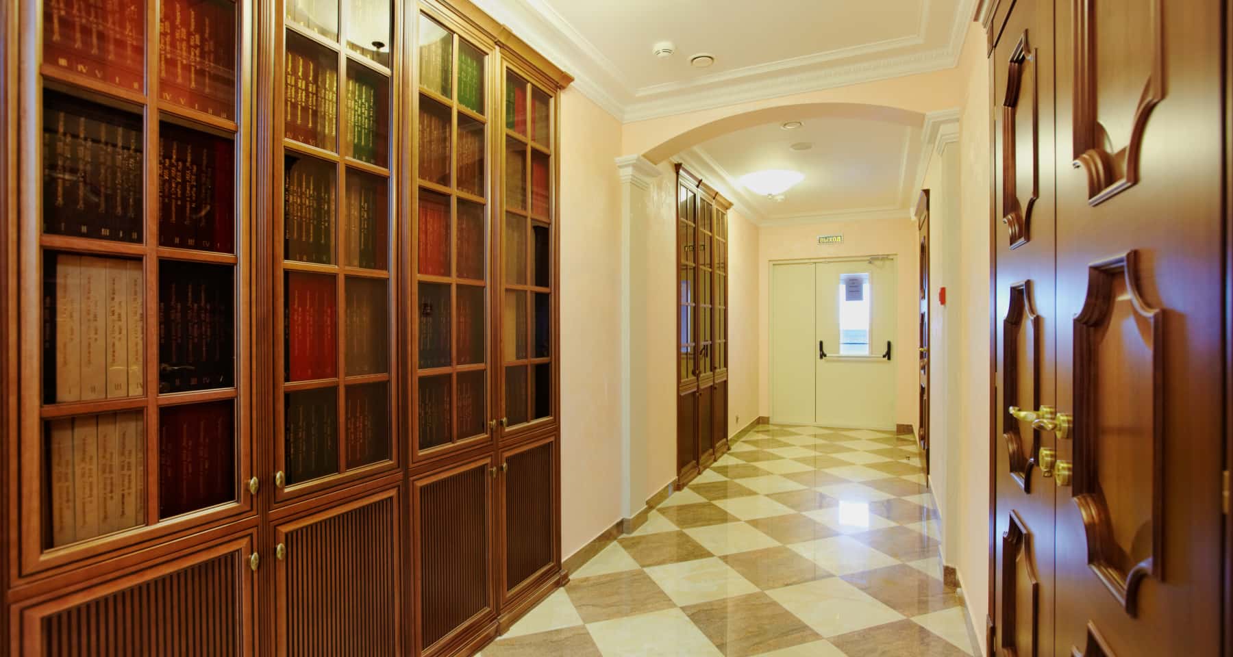 Елегантний дизайн офісу 2026 з використанням меблів з масиву дерева і класичних елементів.