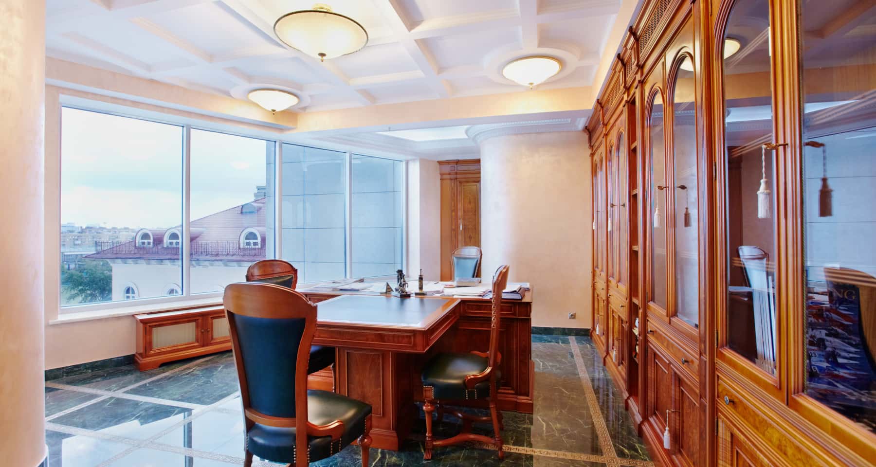 Дизайн офісу 2026 у класичному стилі з меблями з масиву дерева.