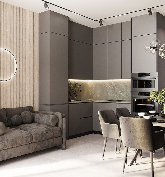 Кутовий коричневий диван на кухні з великими вікнами та видом на місто