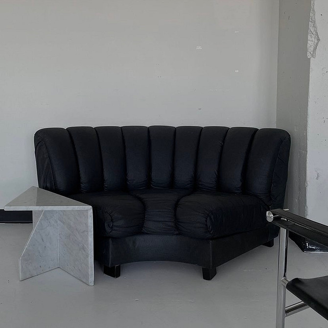 Шкіряний диван з дерев'яними підлокітниками, натуральні матеріали, дизайн 2026.