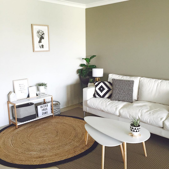 Маленький шкіряний диван для невеликої квартири, компактний дизайн.