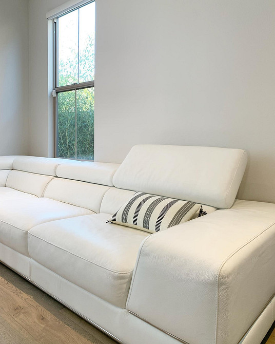 Шкіряний диван у світлому інтер'єрі вітальні, сучасний дизайн 2026 року.