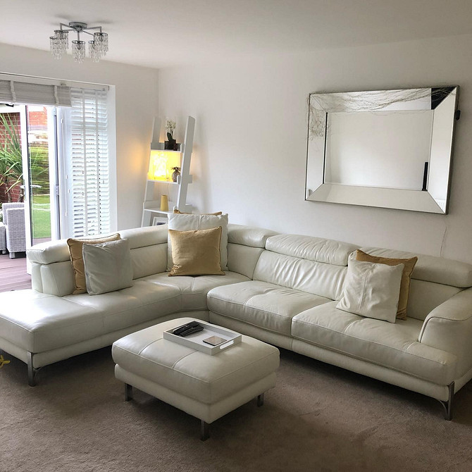 Елегантний шкіряний диван у вітальні, поради з вибору кольору дивану.