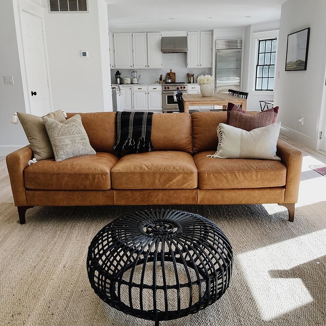 Сучасний шкіряний диван з металевими ніжками, мінімалістичний дизайн 2026.