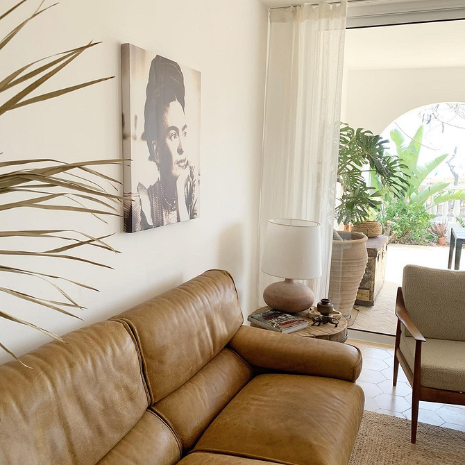 Шкіряний диван коричневого кольору в класичному інтер'єрі вітальні.