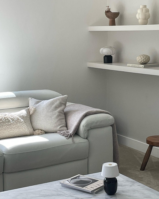 Шкіряний диван у сучасному інтер'єрі вітальні: поради щодо вибору кольору.