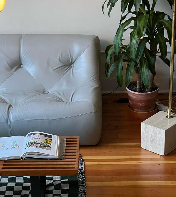 Шкіряний диван в поєднанні з яскравими подушками, акценти в інтер'єрі 2026.