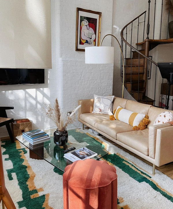 Стильний шкіряний диван світлого кольору в інтер'єрі вітальні, сучасний дизайн.