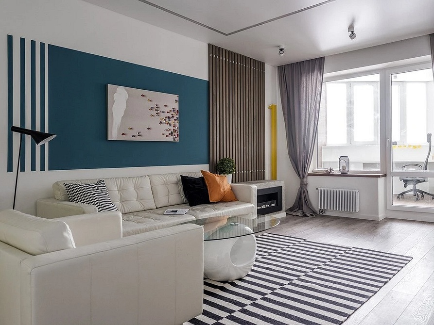 Чорний шкіряний диван у класичному інтер'єрі, елегантний та стильний.