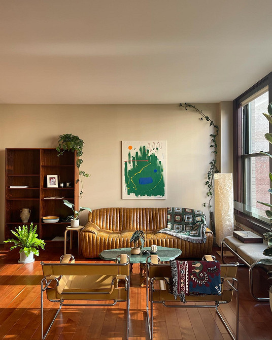 Шкіряний диван з подушками, приклад комфортного та стильного дизайну 2026.