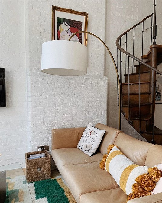 Чорний шкіряний диван в стильному інтер'єрі вітальні, сучасні меблі.