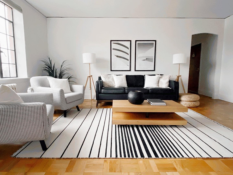 Шкіряний диван у стилі лофт з цегляною стіною, сучасний дизайн інтер'єру.