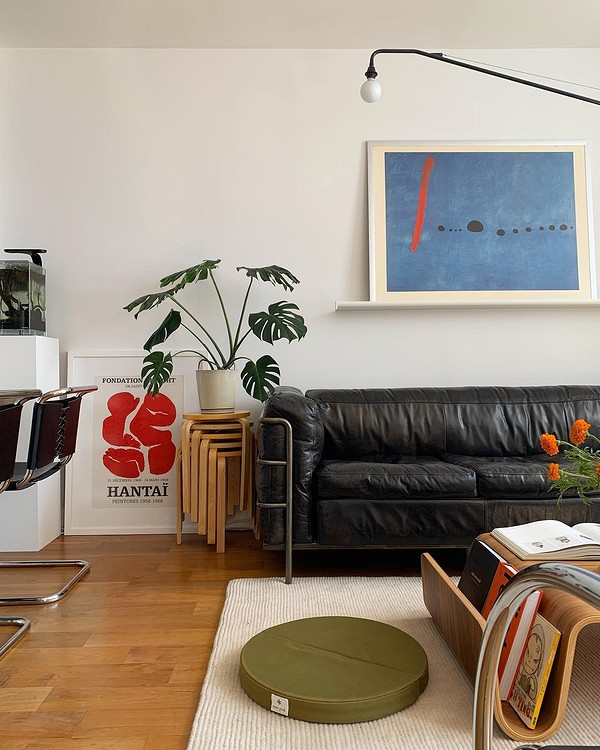 Шкіряний диван бежевого кольору в затишній вітальні, комфортні меблі.