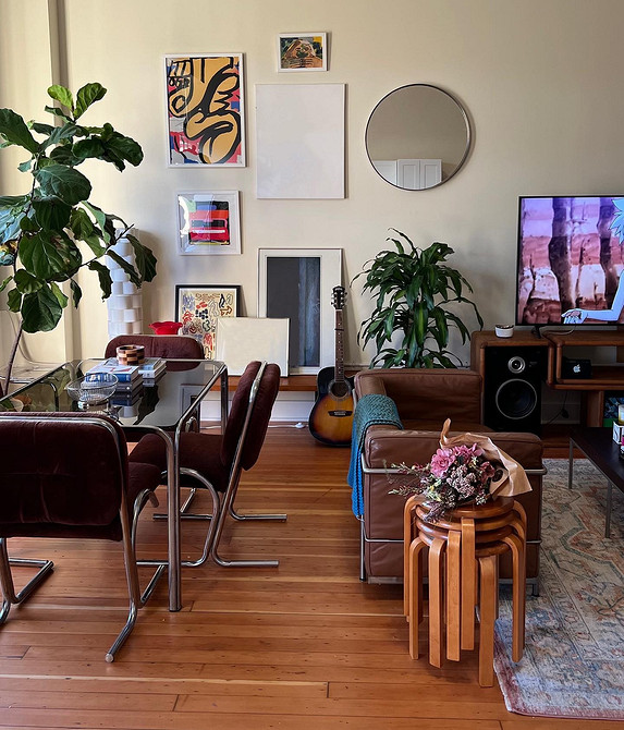 Білий шкіряний диван в мінімалістичному інтер'єрі, дизайн 2026 року.