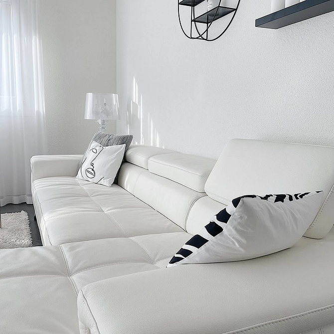 Блакитний шкіряний диван в інтер'єрі в морському стилі з відповідним декором.