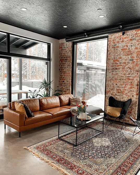 Дизайнерський шкіряний диван незвичайної форми, сучасний інтер'єр вітальні.