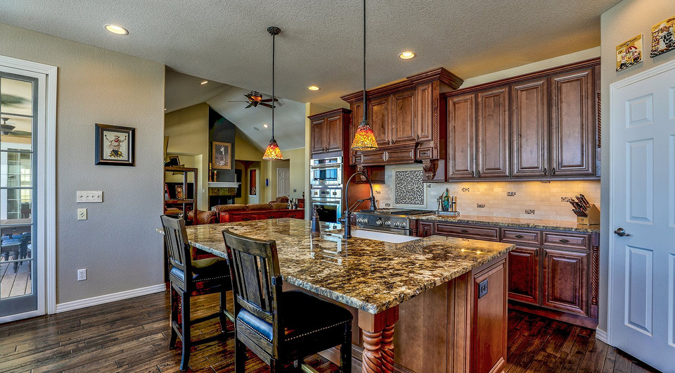 Догляд за деревом Приклад догляду за дерев'яними фасадами меблів, що зберігає їхній природний вигляд та структуру.