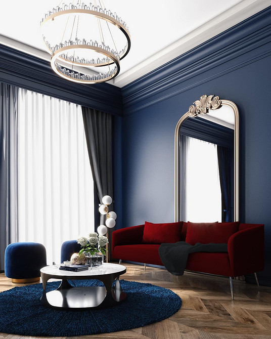 Червоний диван у вітальні з синіми шторами: виразне та сміливе поєднання кольорів.