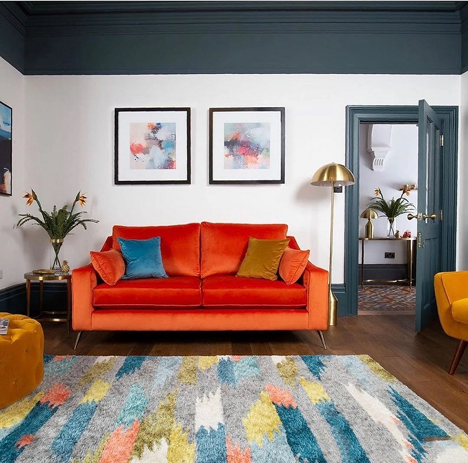 Затишна вітальня з червоним диваном: ідеї для створення атмосфери