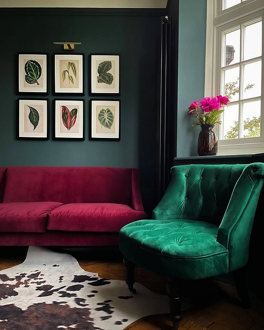 Поєднання червоного дивана з сірими тонами: сучасний та елегантний дизайн інтер'єру вітальні.