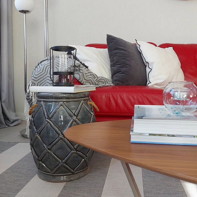 Дизайн вітальні: поради щодо вибору відтінків та поєднань кольорів з червоним диваном.