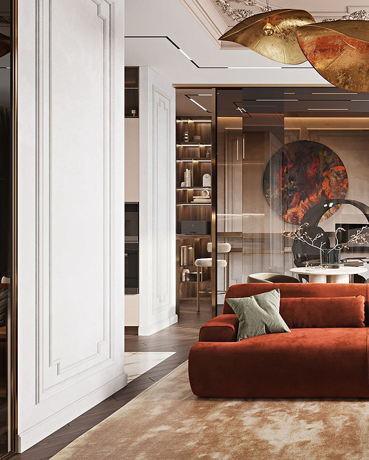 Інтер'єр вітальні з великим червоним диваном та килимом з геометричним малюнком на підлозі.