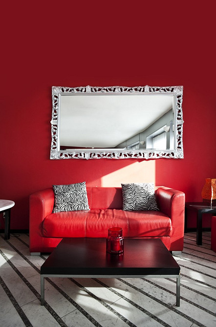 Як інтегрувати червоний диван в інтер'єр: поради дизайнерів у 2024 році.