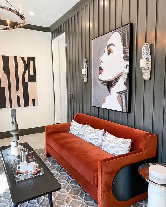 Розкішний червоний шкіряний диван: комфортний акцент у сучасній вітальні.