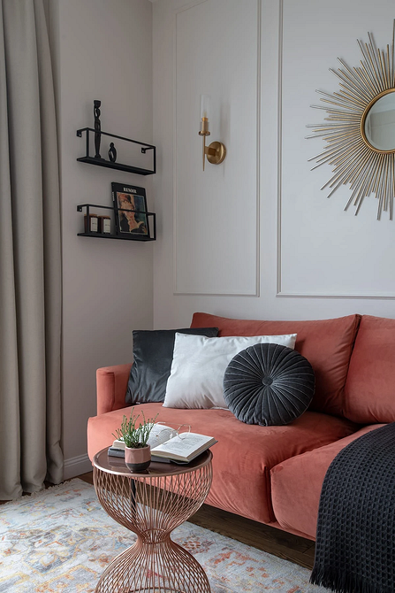 Сміливе поєднання: синій інтер'єр з червоним диваном для яскравої вітальні.