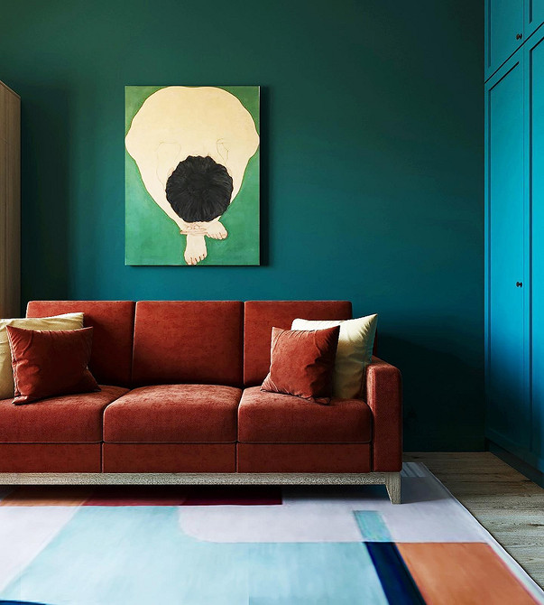 Затишний інтер'єр: червоний диван на фоні коричневої стіни, елегантність в деталях.