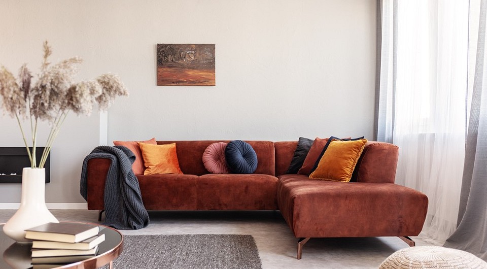 Червоний диван в інтер'єрі вітальні з подушками: вдале поєднання кольорів і стилю