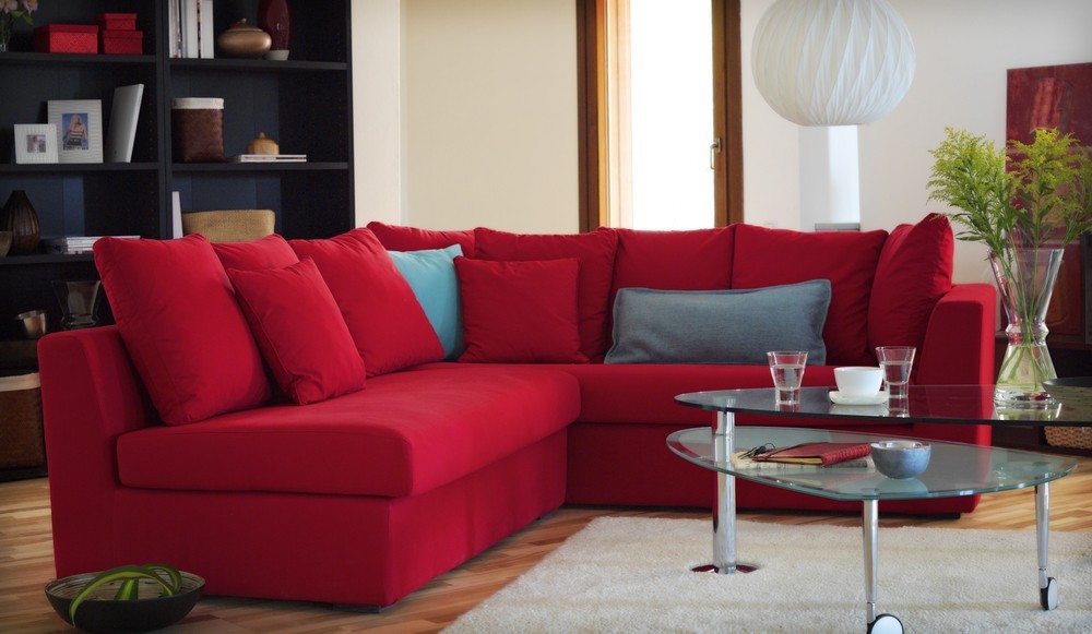 Дизайн вітальні з червоним диваном: натхненні приклади та свіжі ідеї.