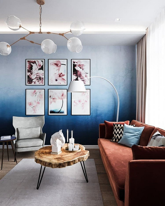 Інтер'єр з червоним диваном та дерев'яними елементами: затишок і природність.