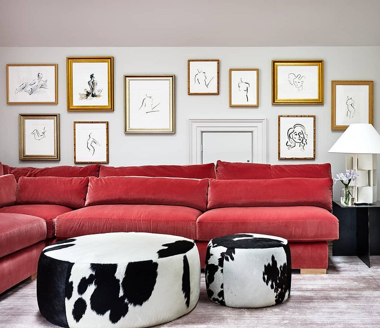 Вітальня з червоним диваном: вдале поєднання кольорів та затишні меблі.