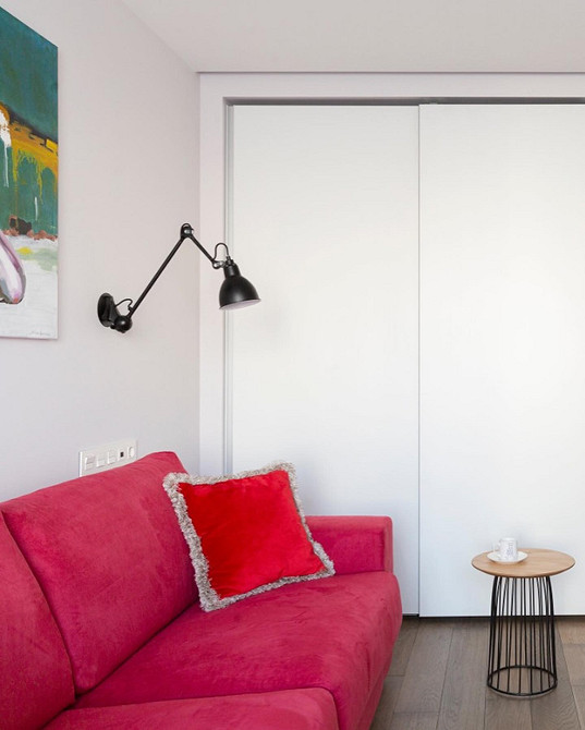 Поєднання кольорів в інтер'єрі з червоним диваном: поради дизайнерів